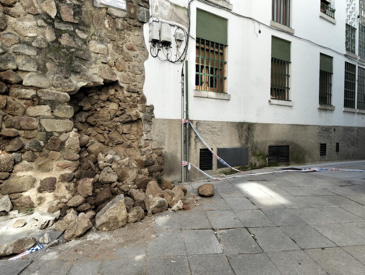 Así estaba este lunes la zona del derrumbe en la puerta del Sol de Plasencia.