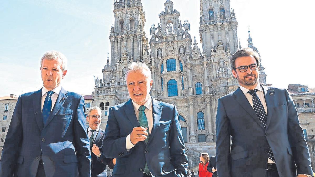 Alfonso Rueda, Ángel Víctor Torres y Diego Calvo en la firma del acuerdo