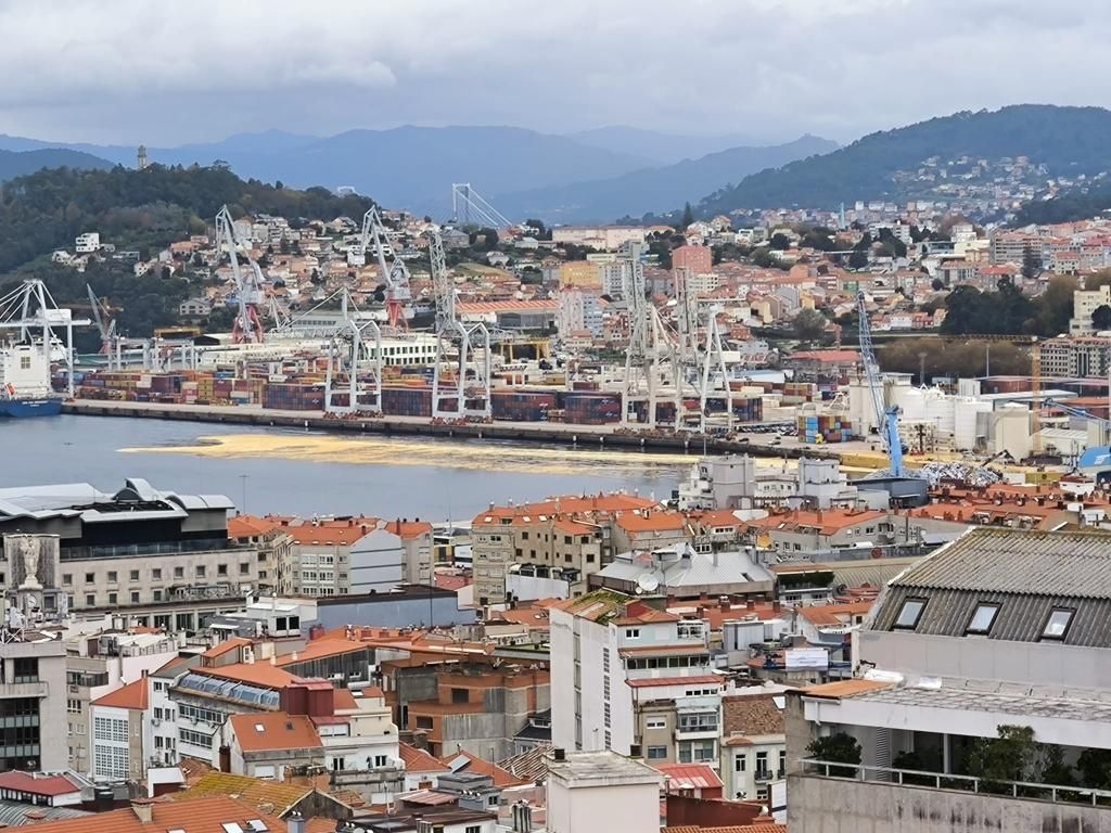 El aceite de palma mancha la ría de Vigo tras romper un tanque en el muelle de Guixar