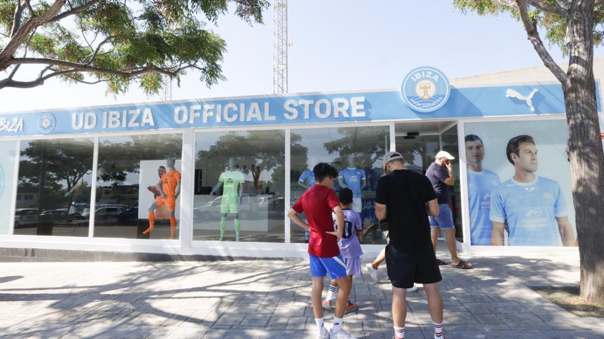 La UD Ibiza inaugura su tienda y pone a la venta la nueva equipación de Puma