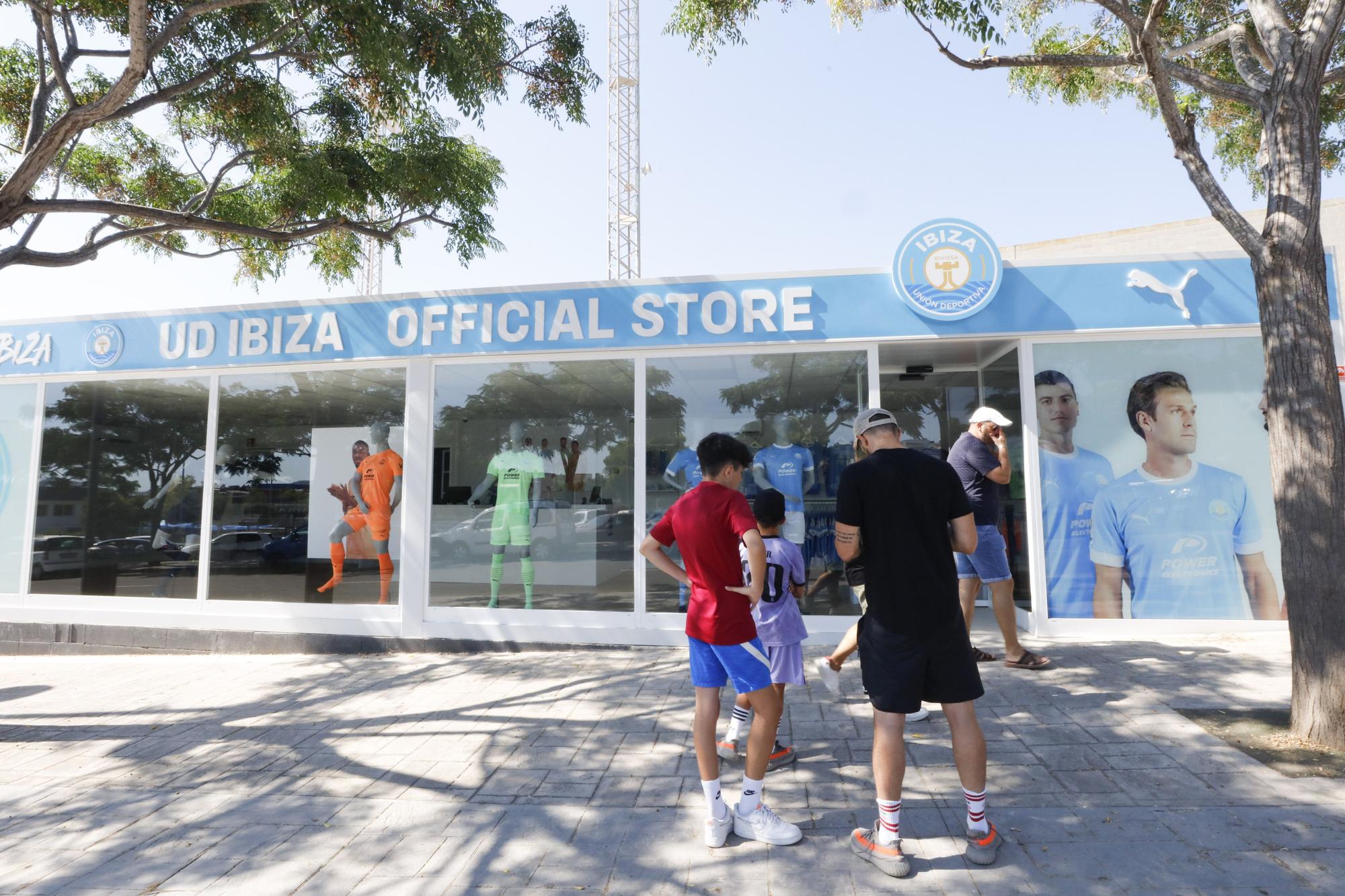 La UD Ibiza inaugura su tienda en el estadio Can Misses-Power Electronics.