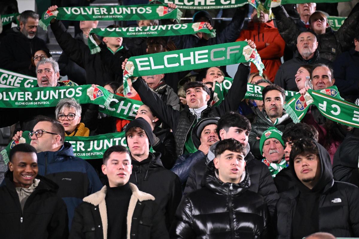 Aficionados levantan las bufandas durante el último partido en el Martínez Valero.