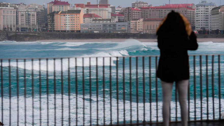 Vistas del oleaje desde el paseo de A Coruña.