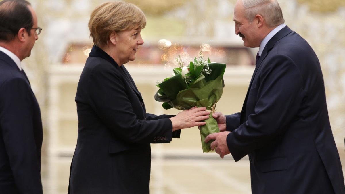 Angela Merkel y Alexandr Lukashenko.