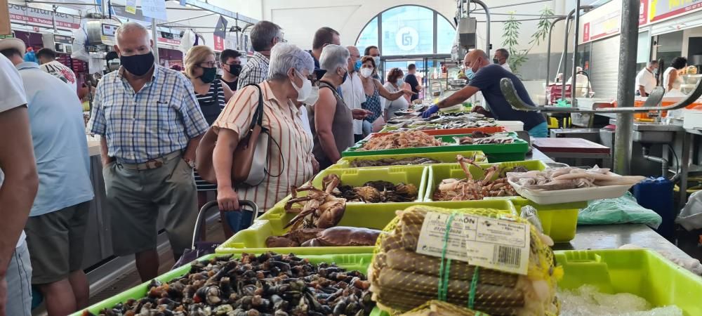 Gran afluencia de público al mercado de Vilagarcía