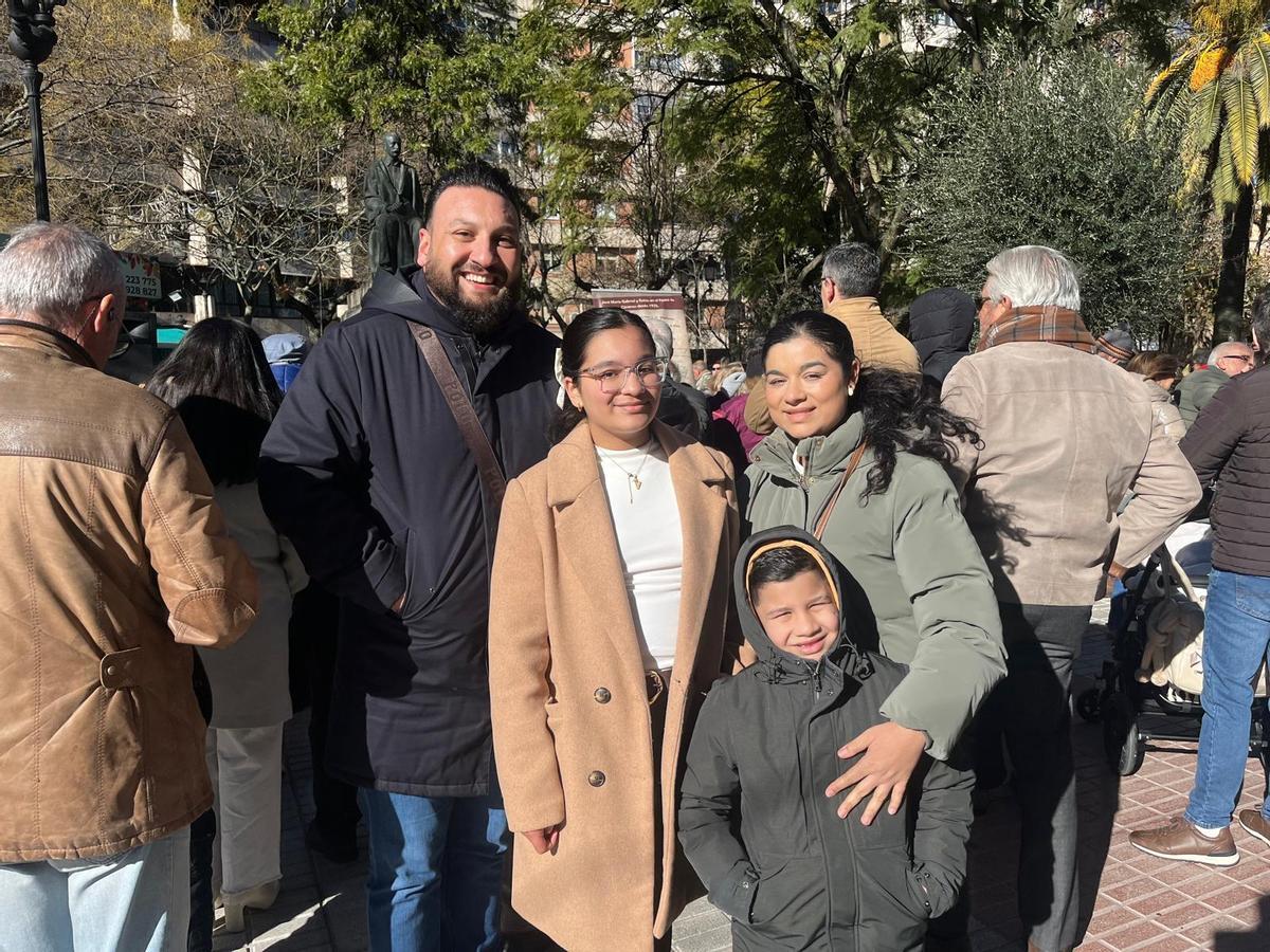 La familia de Victoria, antes de recibir el premio.