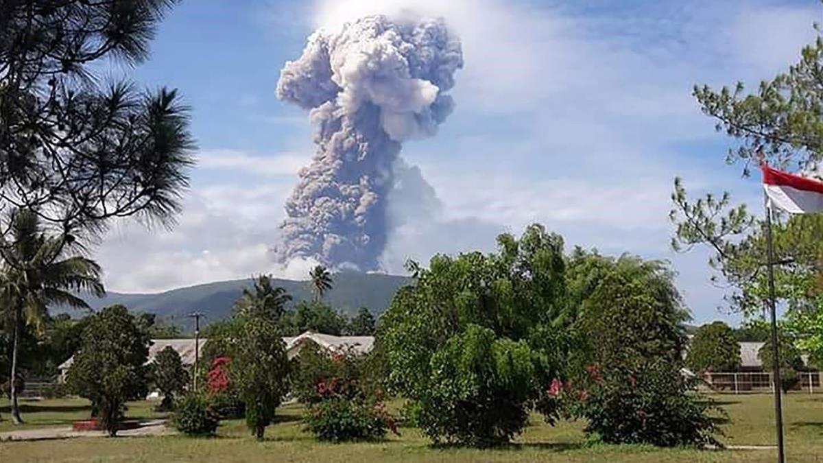 Un volcán de la isla de Célebes entra en erupción.