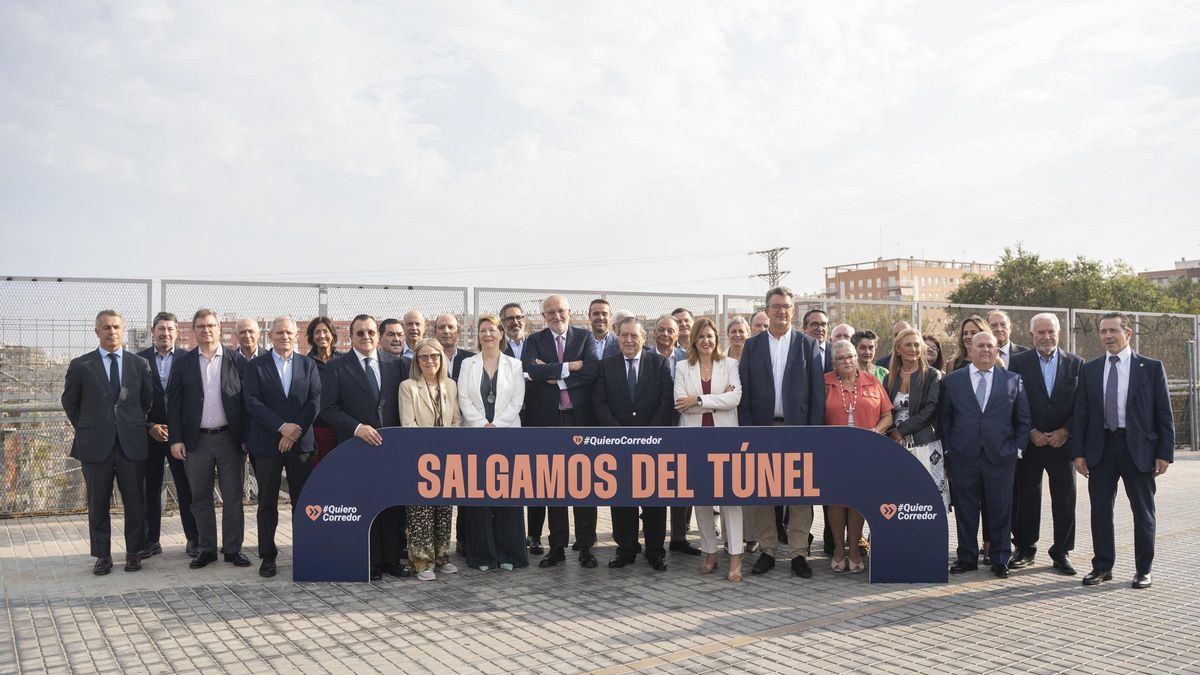 Autoridades y empresarios ayer junto a las obras del canal del acceso al Valencia.