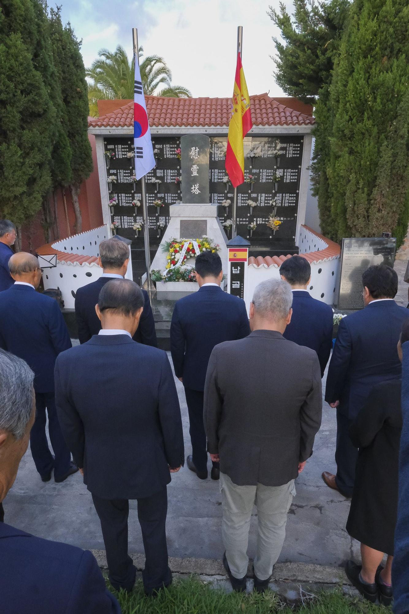 Ofrenda floral a los marinos coreanos fallecidos en Gran Canaria