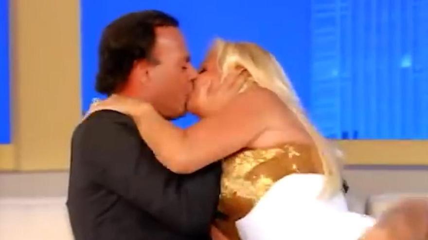 El beso no consentido de Julio Iglesias a una presentadora de televisión vuelve a ser noticia tras el caso Rubiales