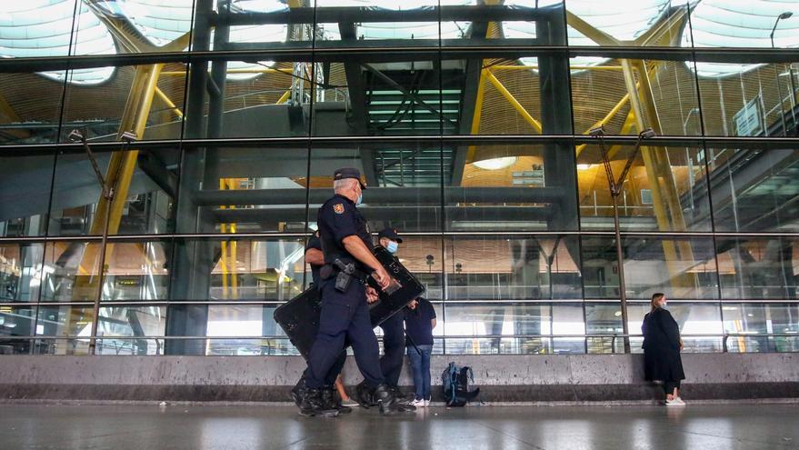 Agentes de Policía Nacional vigilan la T4 del Aeropuerto Adolfo Suárez Madrid-Barajas.