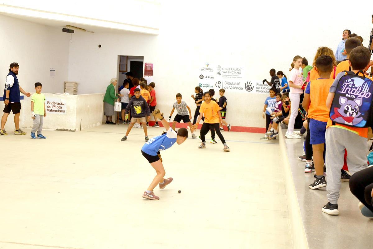 El Poliesportiu i el trinquet de Xilxes van acollir la novena Trobada de Primària de Pilota a l'Escolala 2025-26