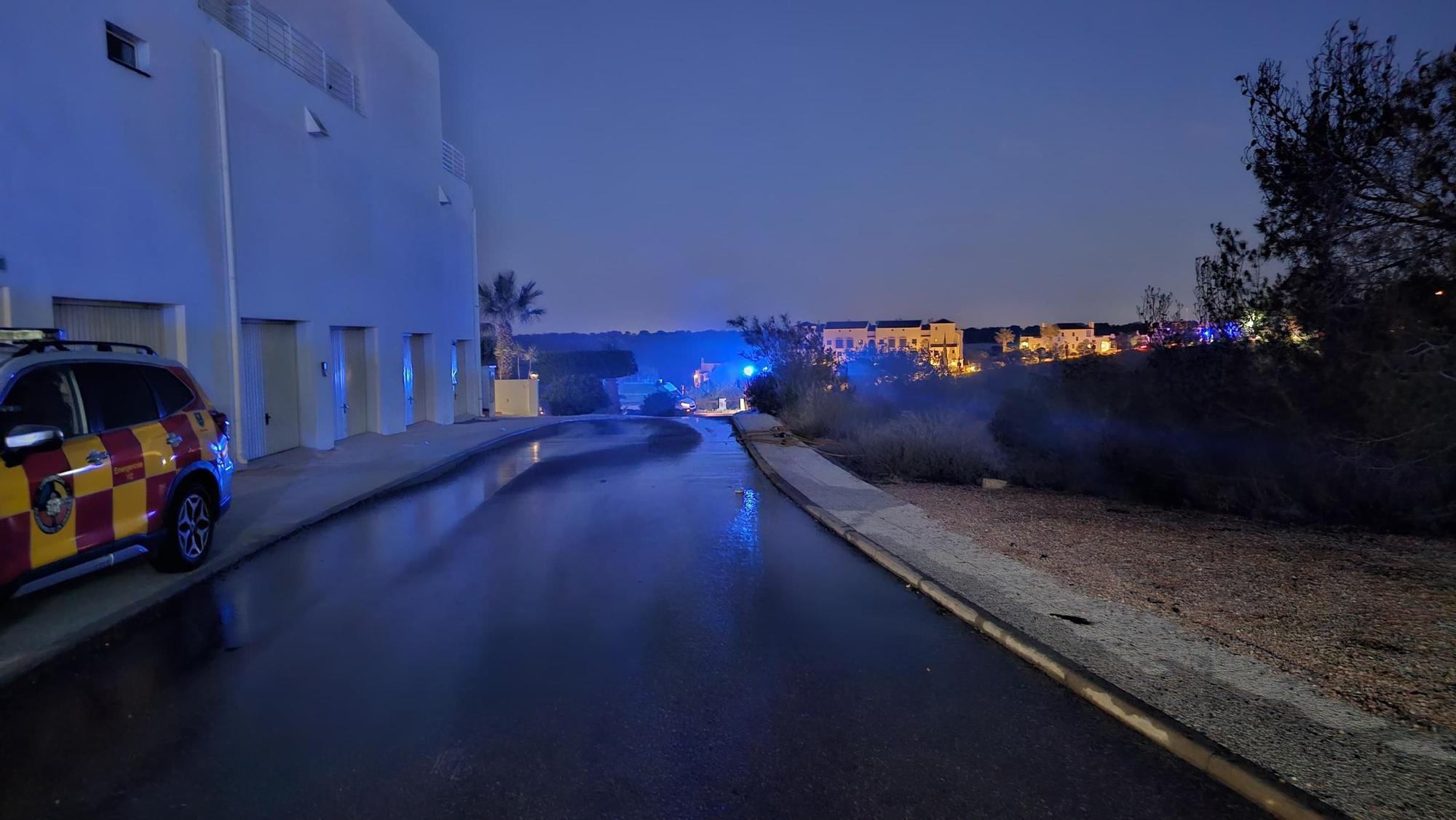 Las llamas del incendio en Orihuela Costa