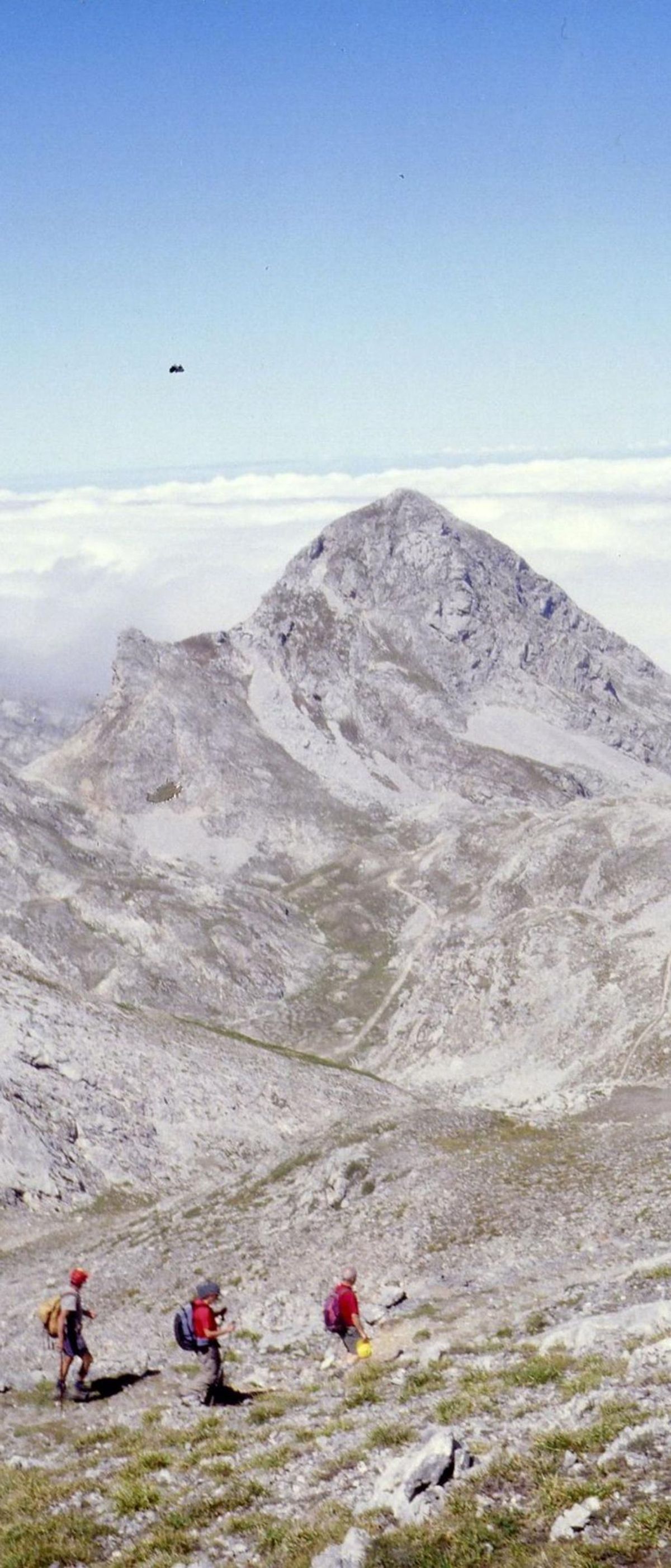 A la izquierda, el pico Samelar. A la derecha, con el pico del Sagrado Corazón al fondo, el grupo formado por José Luis Martínez, Melchor Fernández, Jesús González Llavona, Alfonso Sánchez, Pepito Plata y Óscar Arias, en una foto tomada desde el collado de San Carlos.