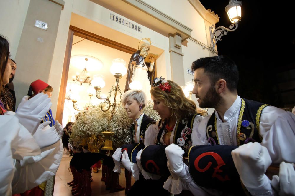 Miles de devotos festeros acompañaron al santo anacoreta en la sobria y tradicional Procesión