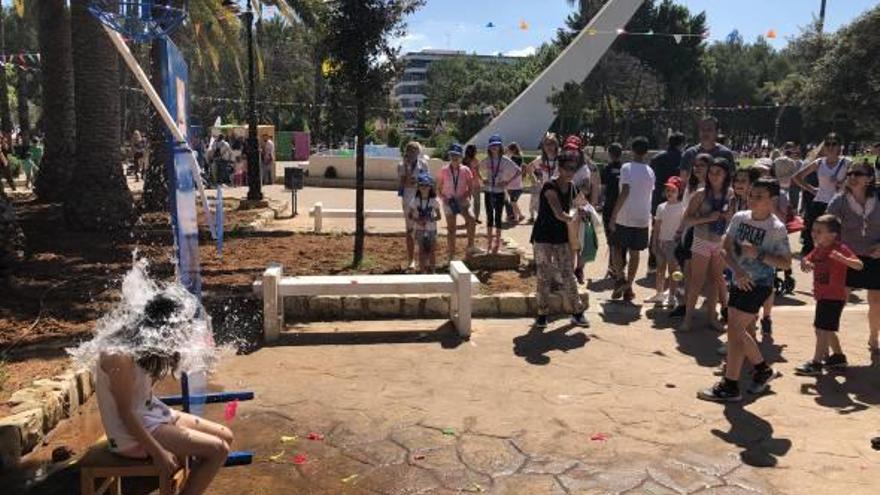 Pequeños y adultos disfrutande la gran cantidad de actividades programadas.