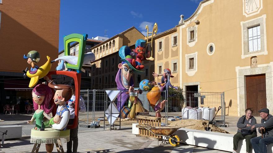 &#039;Plantà&#039; de las fallas en Benicarló: los monumentos falleros ya empiezan a tomar la ciudad