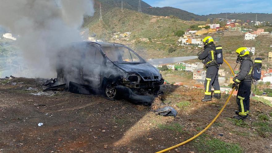 Arde un coche en Telde