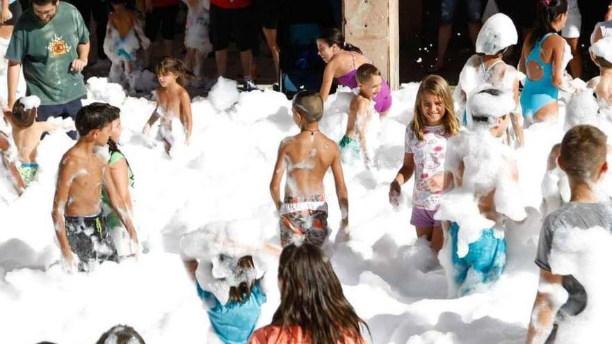 Los más pequeños del barrio de Los Bloques disfrutan de la fiesta de la espuma.