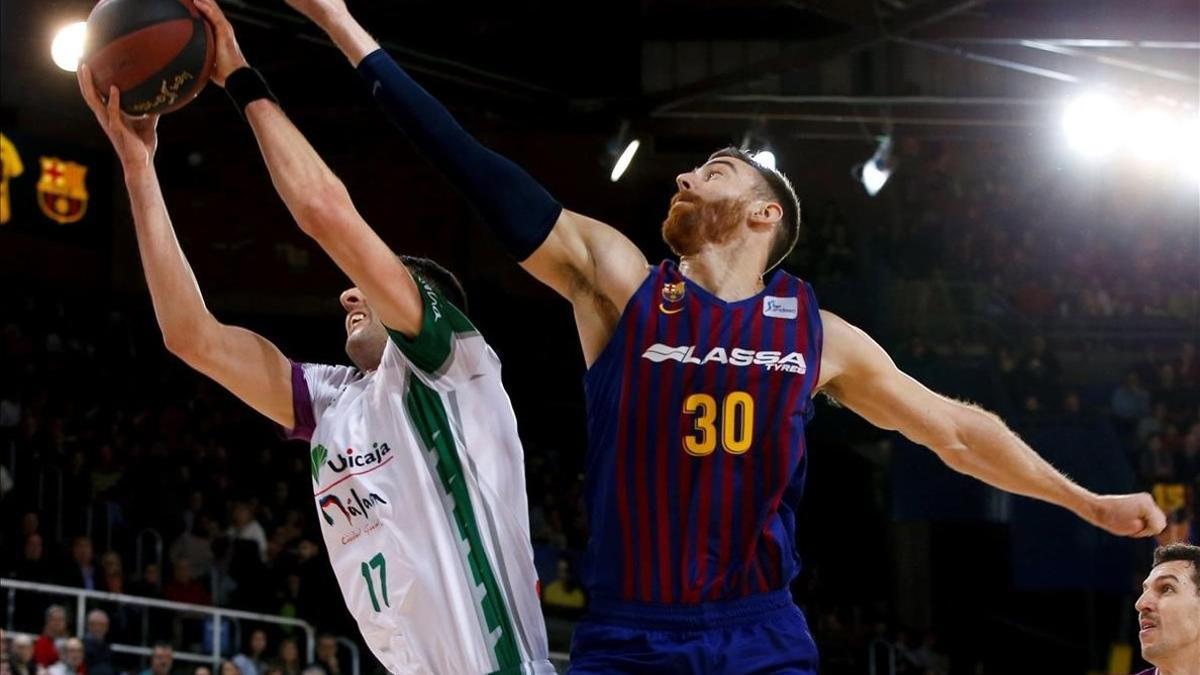 El azulgrana Claver intenta taponar la acción de Shermadini en el partido del Palau