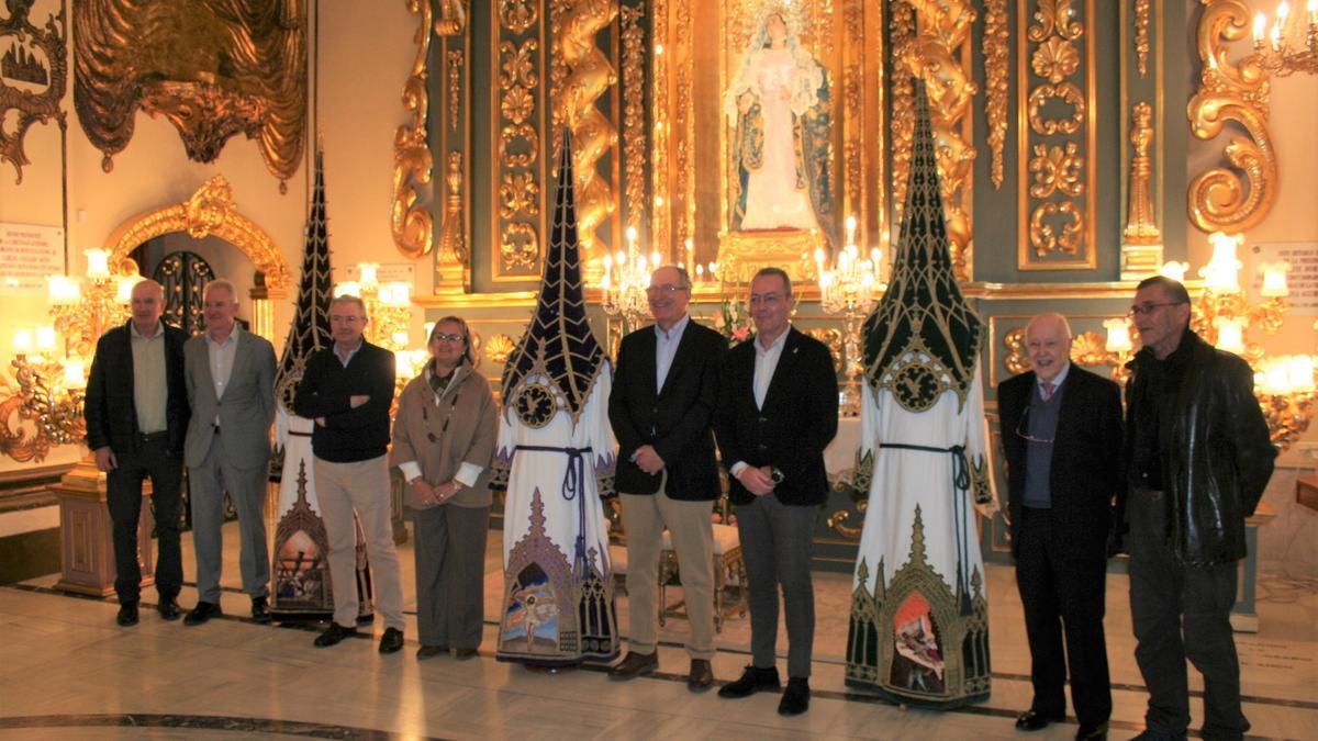 Los hijos del artista, Emilio, Alberto, Carlos, Luis y José Felices Martínez de Miguel, junto a su tío, Emilio Felices Iglesias, y María Jesús y Ramón Mateos, ante la Virgen de las Amargura.