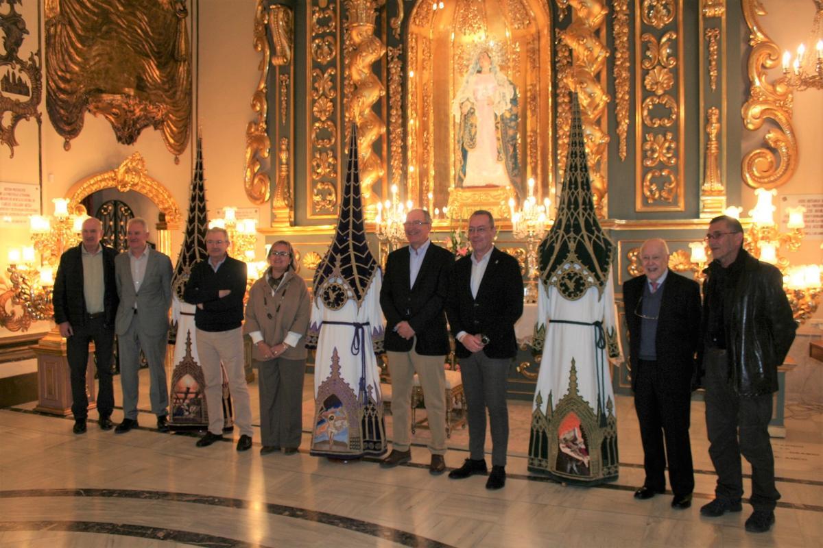 Los hijos del artista, Emilio, Alberto, Carlos, Luis y José Felices Martínez de Miguel, junto a su tío, Emilio Felices Iglesias, y María Jesús y Ramón Mateos, ante la Virgen de las Amargura.