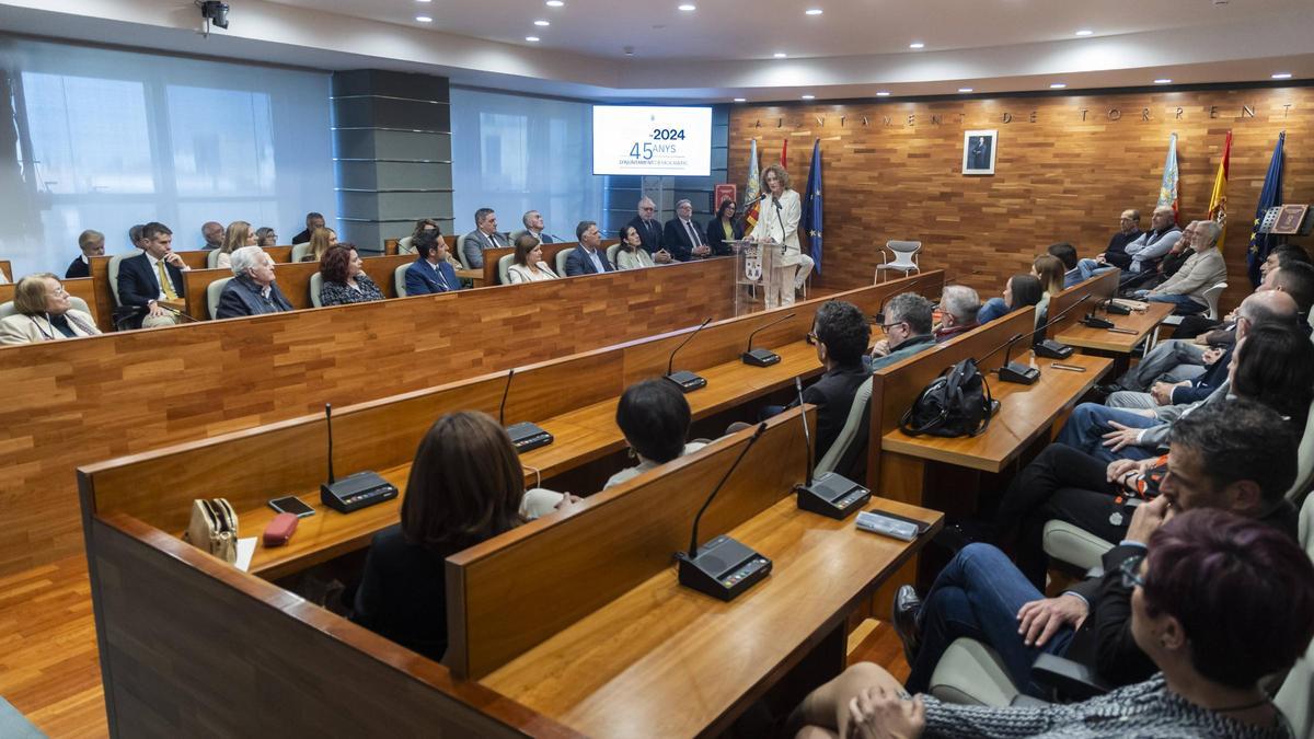 Torrent presume de sus 45 años de democracia municipal