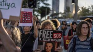 Tel Aviv, 6 de julio de 2026. Activistas israelíes de izquierdas sostienen pancartas durante una concentración para exigir la liberación del médico palestino de Gaza Hussan Abu Safiya, detenido por las fuerzas israelíes desde diciembre de 2024.