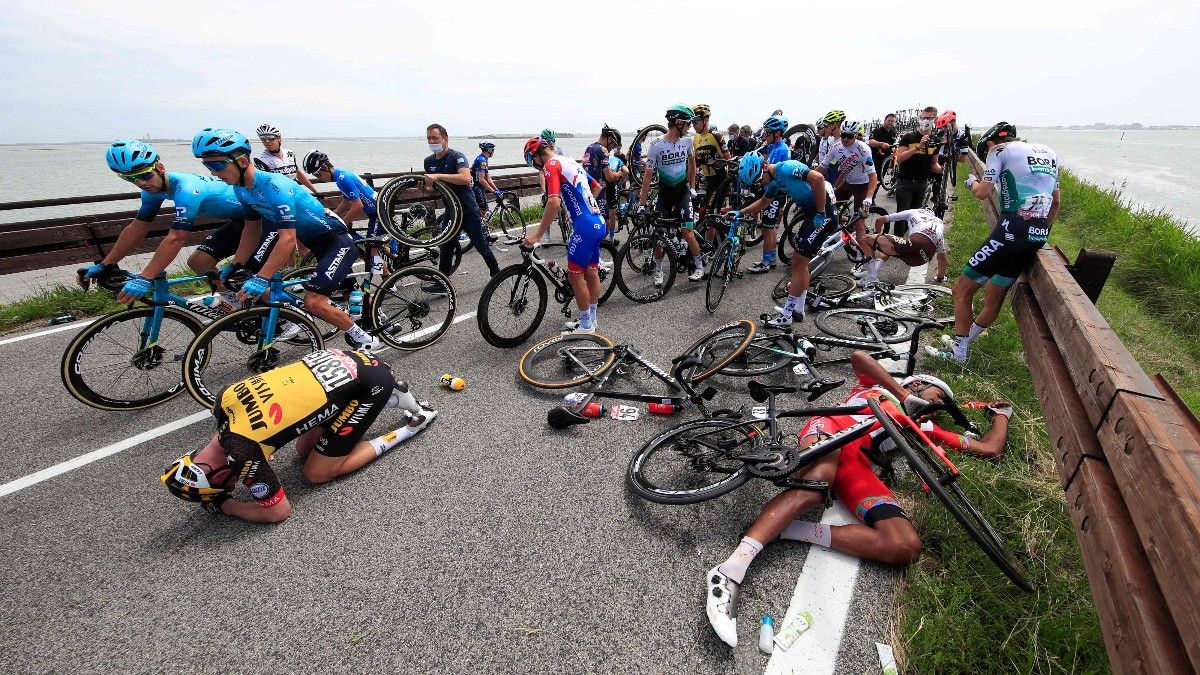 La 15ª etapa del Giro se neutralizó tras un accidente en los primeros kilómetros