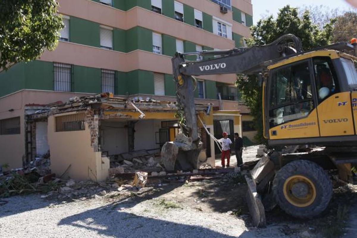 Demolición ayer de las dos edificaciones en Virgen de Belen.