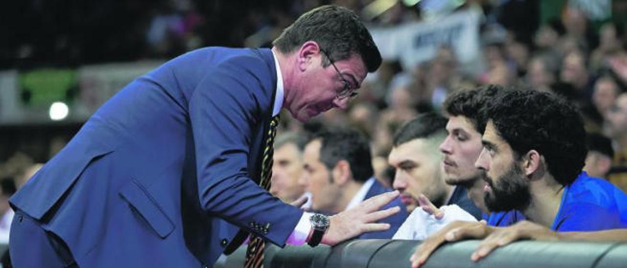 Fotis Katsikaris conversa con Javier Beirán durante el partido del pasado domingo que enfrentó al Casademont Zaragoza frente al Herbalife Gran Canaria.