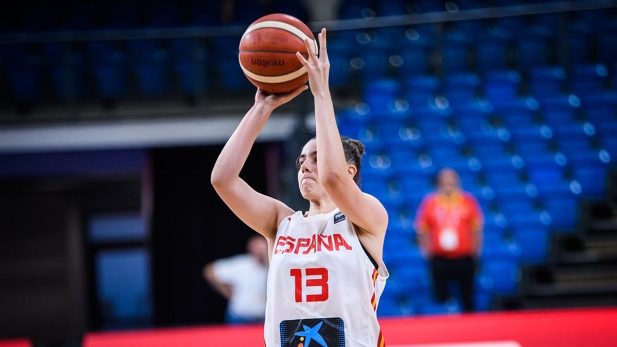 Carla Viegas tirando en las semifinales contra Francia.