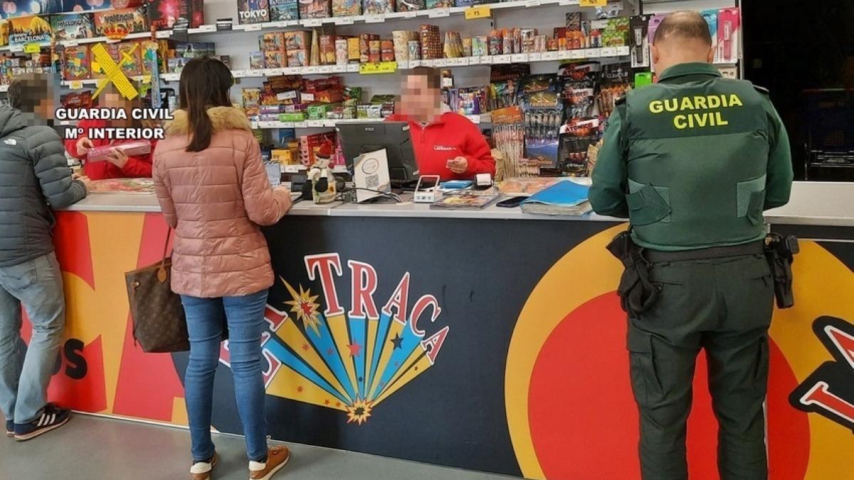 La Guardia Civil inspecciona un establecimiento