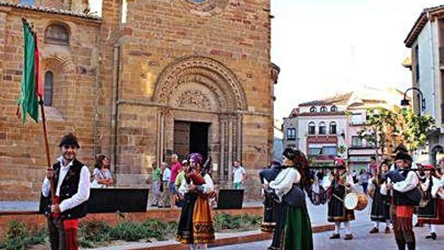 El pasacalles folclore ante la iglesia de Santa María.