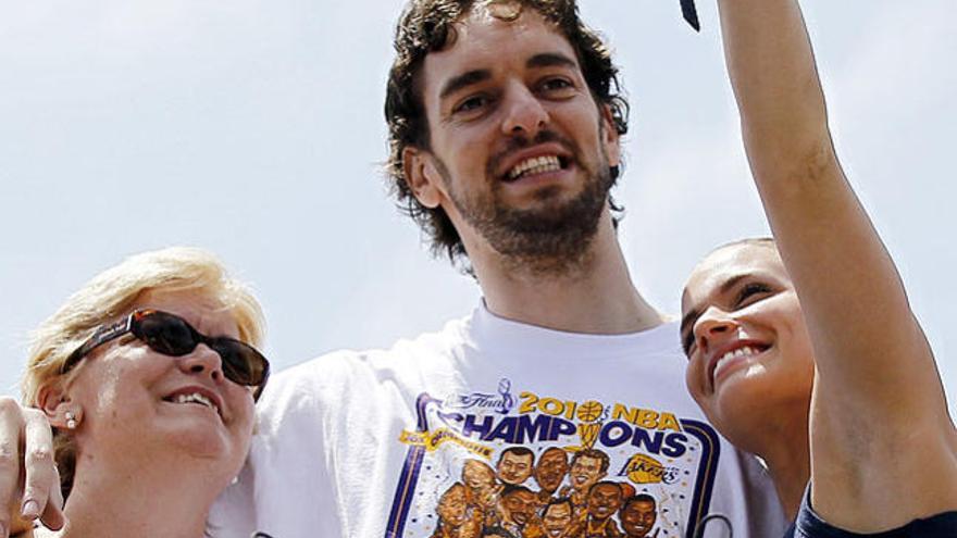 Los Ángeles celebra el título de los Lakers de Pau Gasol