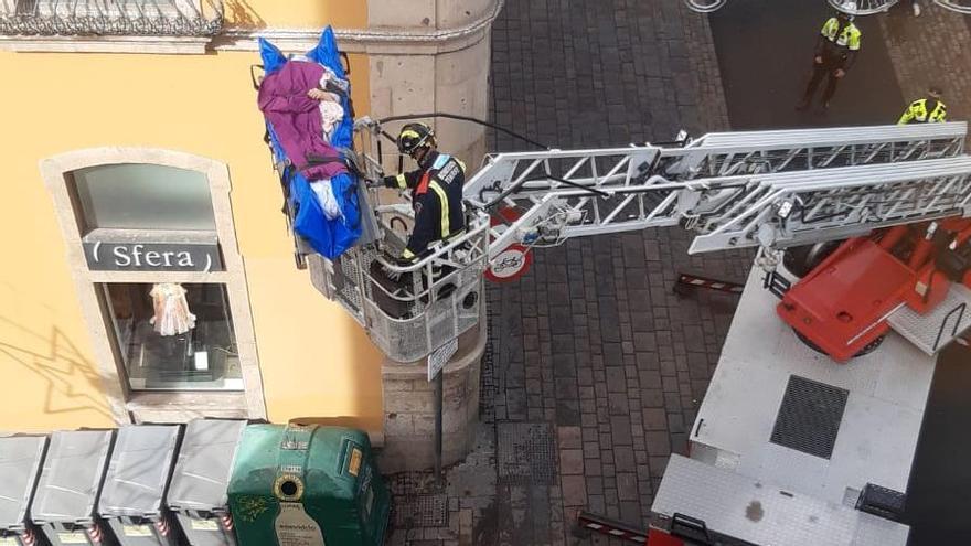 Mujer evacuada por los bomberos en Santa Cruz de Tenerife.