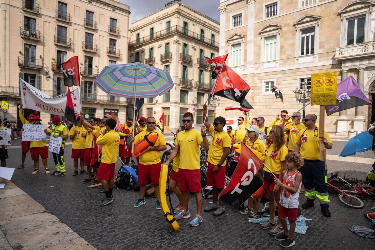 Los socorristas de Barcelona protestan contra la precariedad y la falta de personal