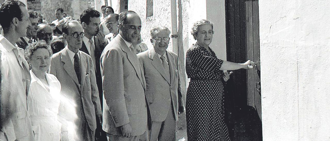 Carles Riba i Clementina Arderiu, durant l'entrega de la casa de Cadaqués.