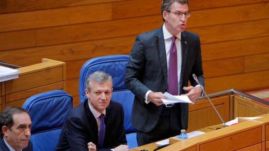 Feijóo, con Rueda, esta mañana, en el Parlamento gallego.