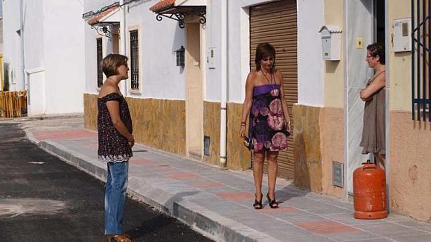 La alcaldesa de Ibi, Mayte Parra, en su visita a las obras del barrio de la Ciudad Deportiva.