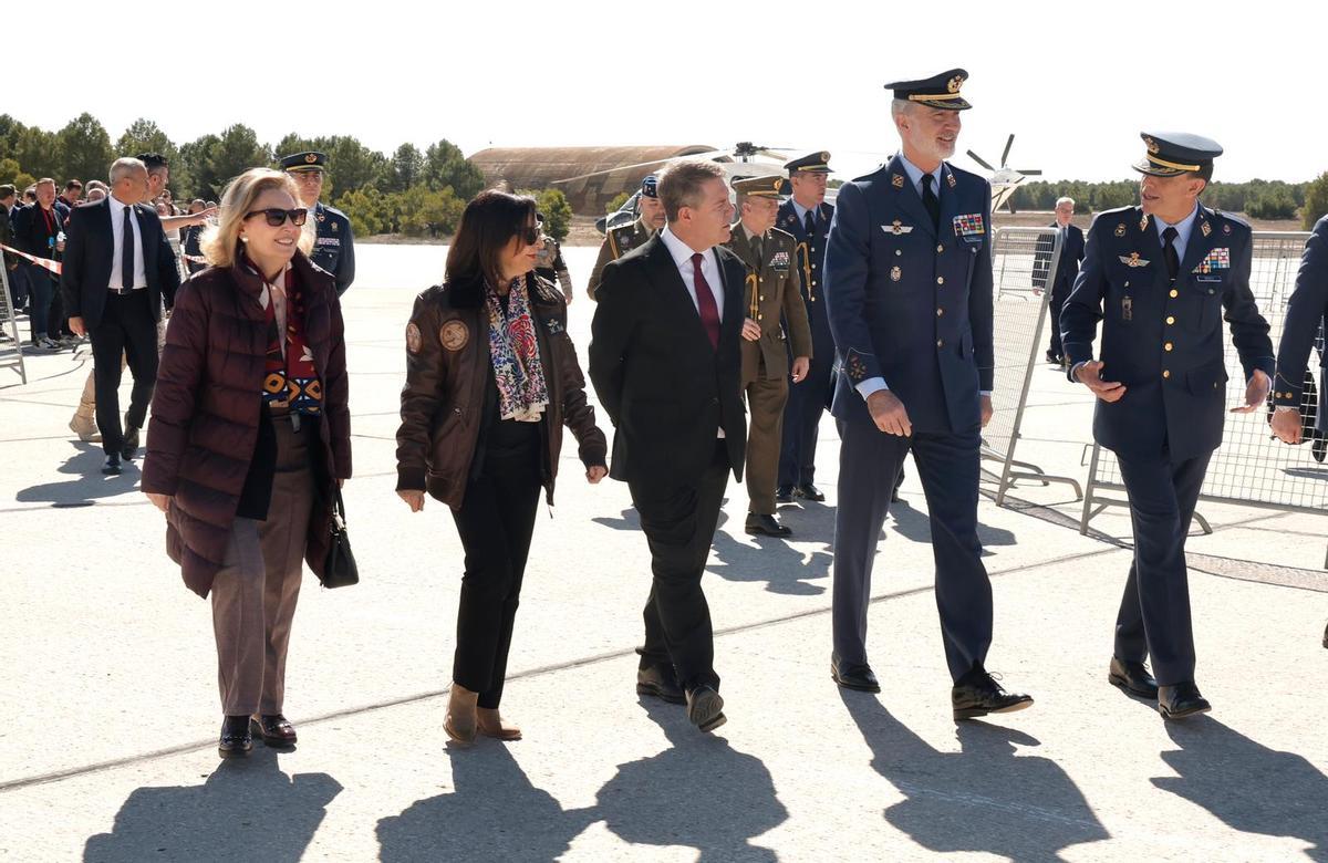 El Rey llega al ejercicio BACSI con el jefe de Estado Mayor del Ejército del Aire, Francisco Braco, la ministra Margarita Robles, el presidente de Castilla La Mancha, Emiliano García Page, y la secretaria de Estado de Defensa, Amparo Valcarce