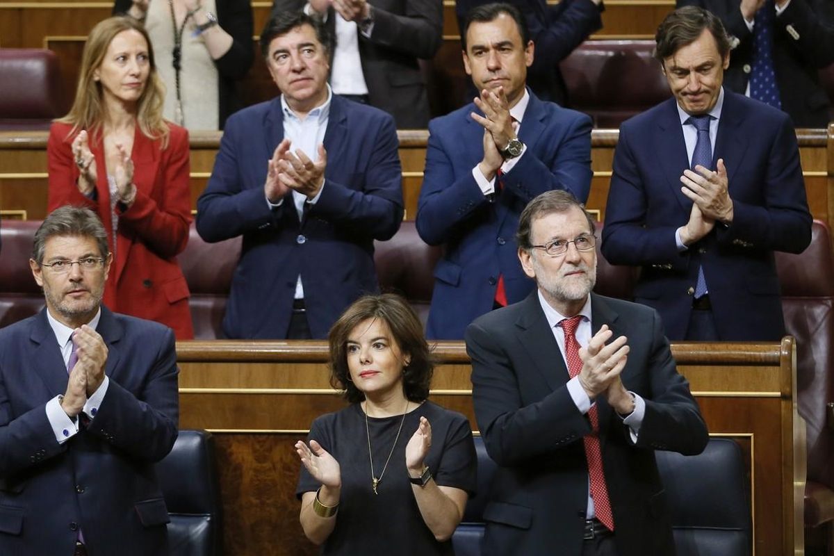 GRA78 MADRID 12 017 2017 - El presidente del Gobierno Mariano Rajoy d la vicepresidenta Soraya Saenz de Santamaria c el ministro de Justicia Rafael Catala i y varios diputados del PP durante el minuto de silencio en memoria de Miguel Angel Blanco asesinado hace 20 anos por ETA que se ha guardado en el hemiciclo antes de la sesion de control al Gobierno EFE Mariscal GRA78 MADRID 12 017 2017 - El presidente del Gobierno Mariano Rajoy d la vicepresidenta Soraya Saenz de Santamaria c el ministro de Justicia Rafael Catala i y varios diputados del PP durante el minuto de silencio en memoria de Miguel Angel Blanco asesinado hace 20 anos por ETA que se ha guardado en el hemiciclo antes de la sesion de control al Gobierno EFE Mariscal