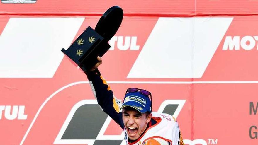 Márquez celebra su victoria en Motegi en 2016.