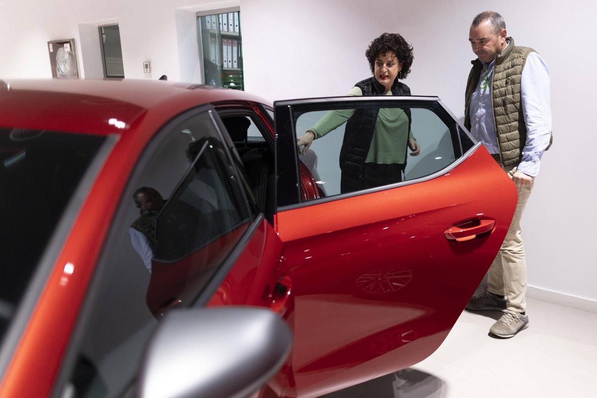 Compra de coches en un concesionario de València.
