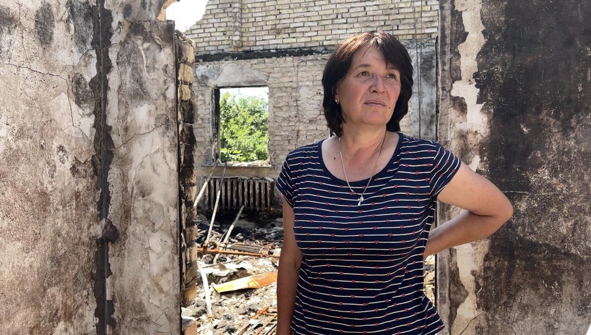Luba, junto a su casa completamente destruida en Moschun (Ucrania).