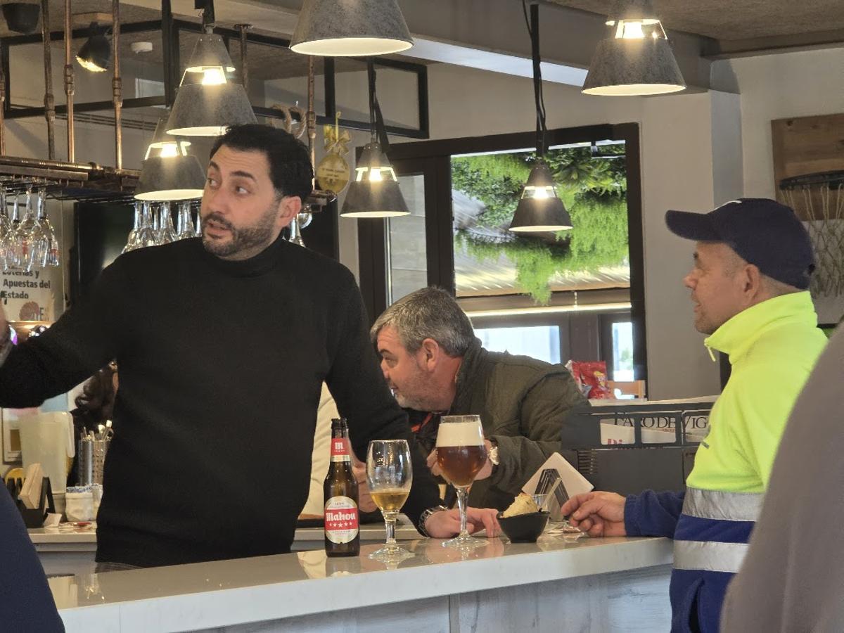 Alfonso Blanco charlando con uno de sus clientes.