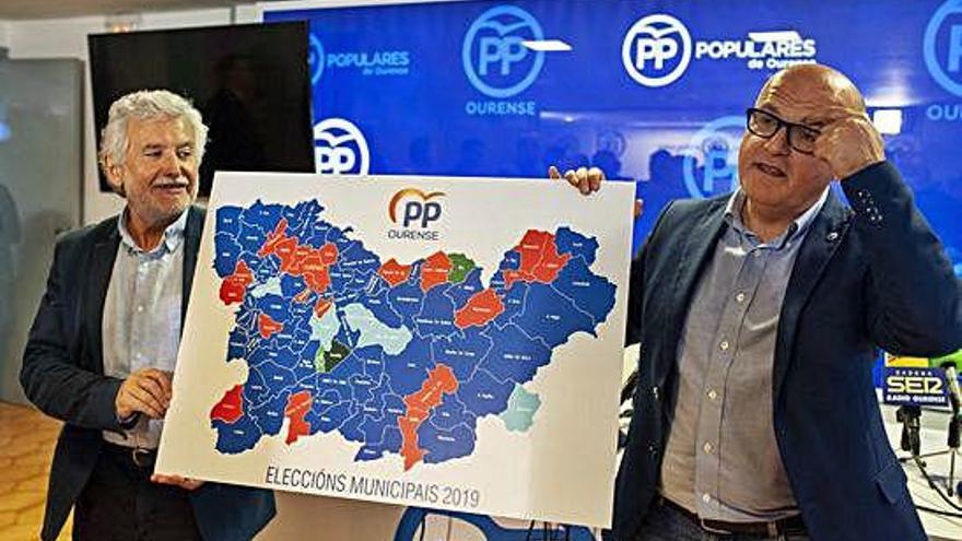 Manuel Baltar, junto a Rosendo Fernández, con el mapa de las elecciones municipales.