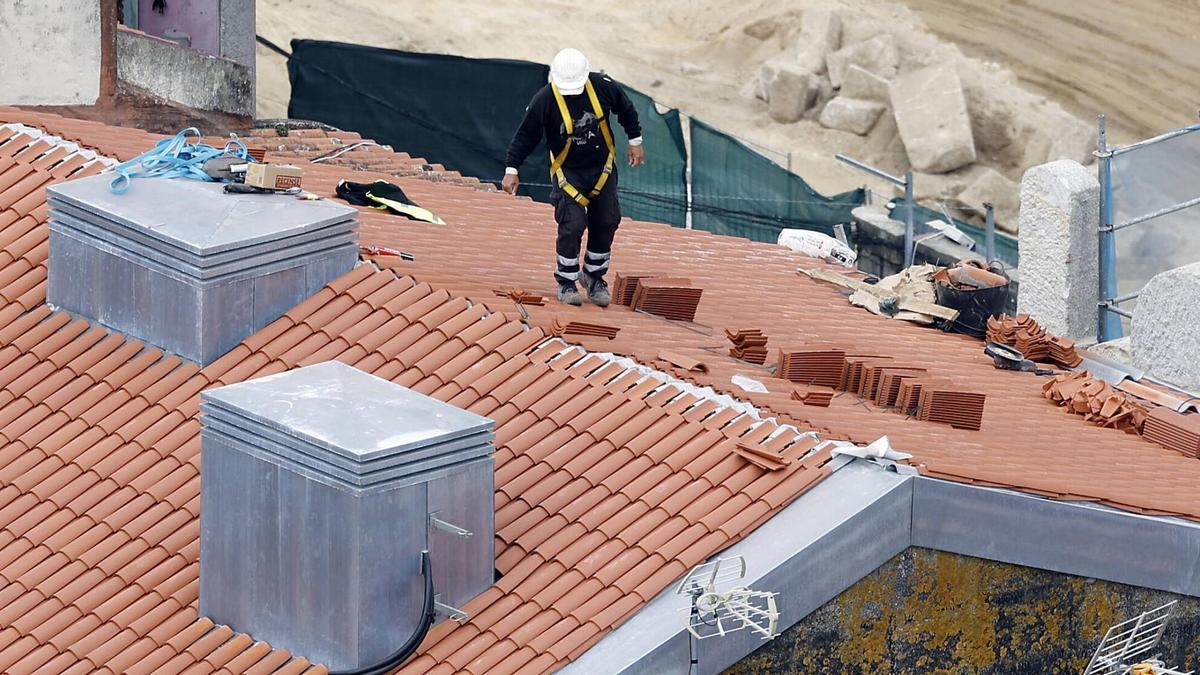 Obra de sustitución de un tejado.