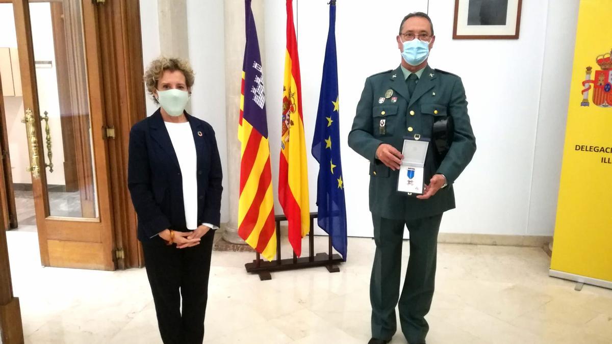 El guardia civil Antonio López Blanco, con la delegada del Gobierno, Aina Calvo.