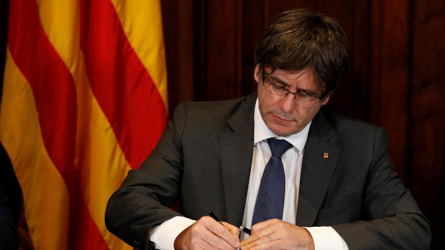 Puigdemont admite la &quot;gravedad&quot; de la fuga de firmas